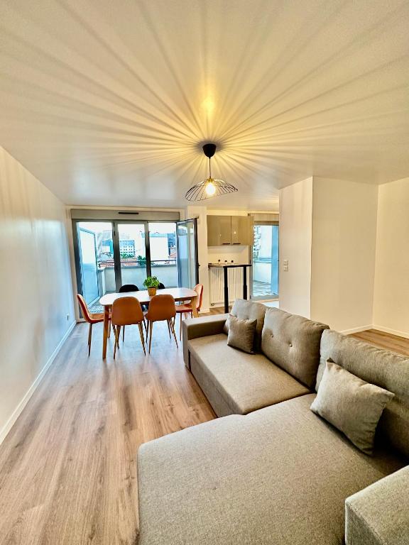 un salon avec un canapé et une table dans l'établissement Magnificent apart Paris Bagnolet 402 with view, à Bagnolet