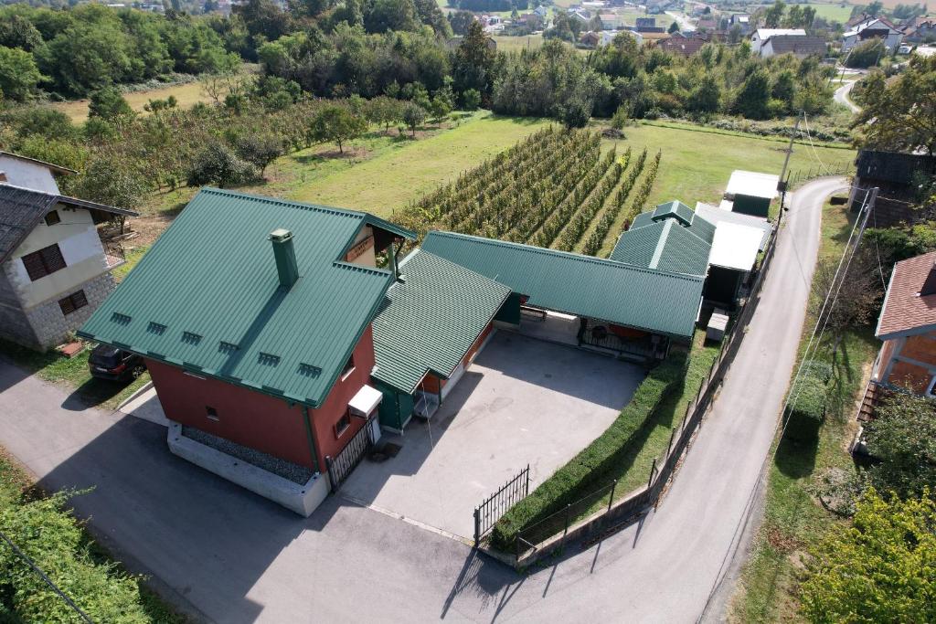 uma vista superior de uma casa com um telhado verde em VINKOV KUTAK 