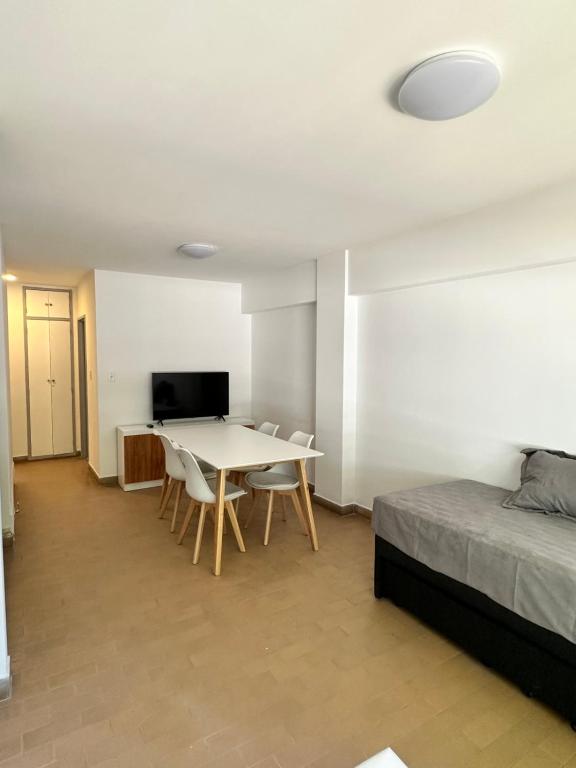 ein Zimmer mit einem Tisch und Stühlen und einem Bett in der Unterkunft Refugio Urbano in Neuquén