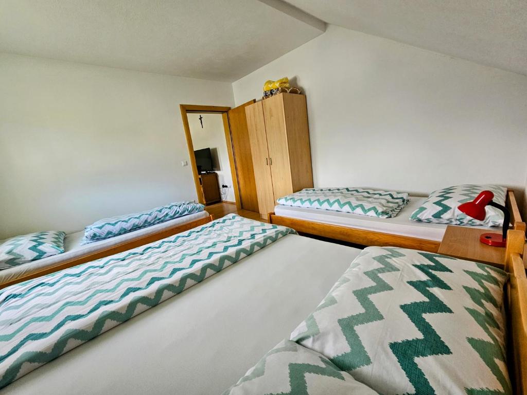 Habitación con 2 camas en una habitación en Apartman M. Rados, en Kupres