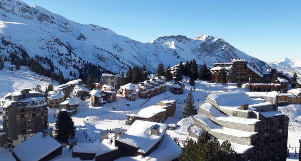 a village covered in snow with mountains in the background at Charmant T2 classé 3 étoiles, Les Crozats, Magnifique vue montagne in Avoriaz