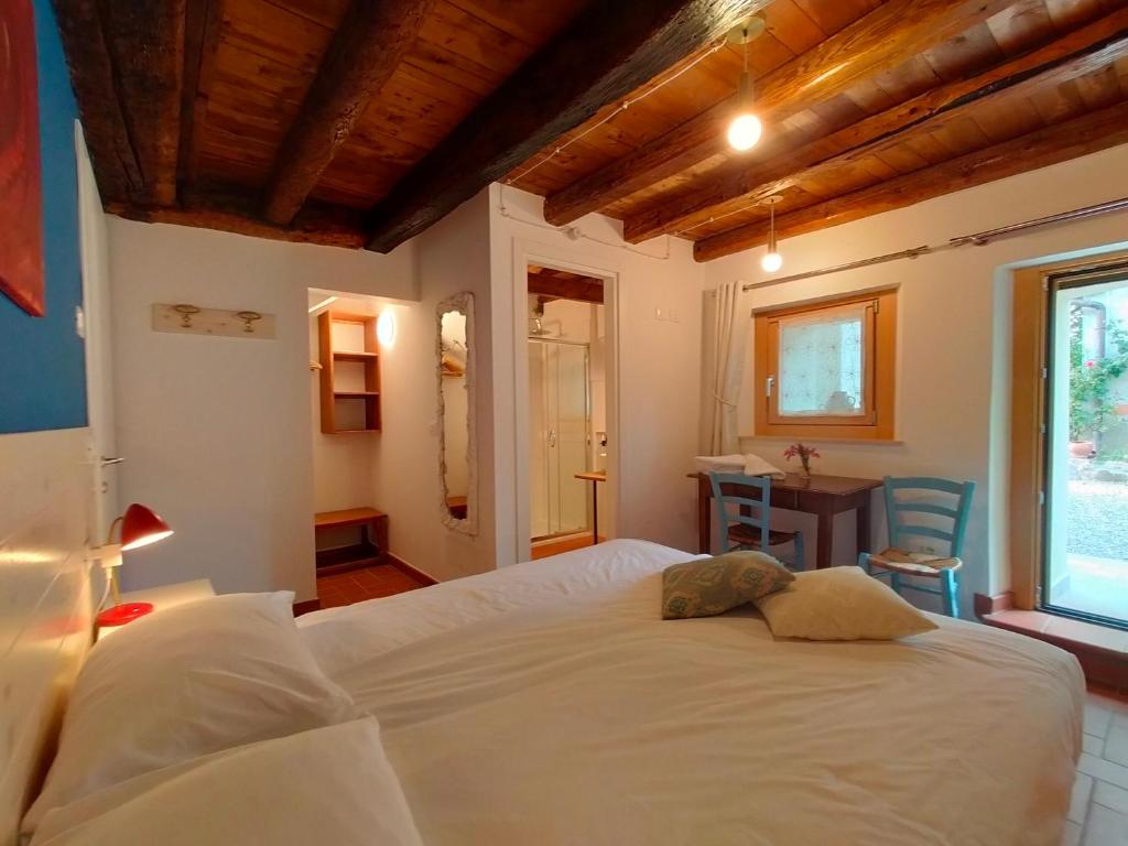 Postel nebo postele na pokoji v ubytování Le camere dell'Albero Bianco con uso cucina