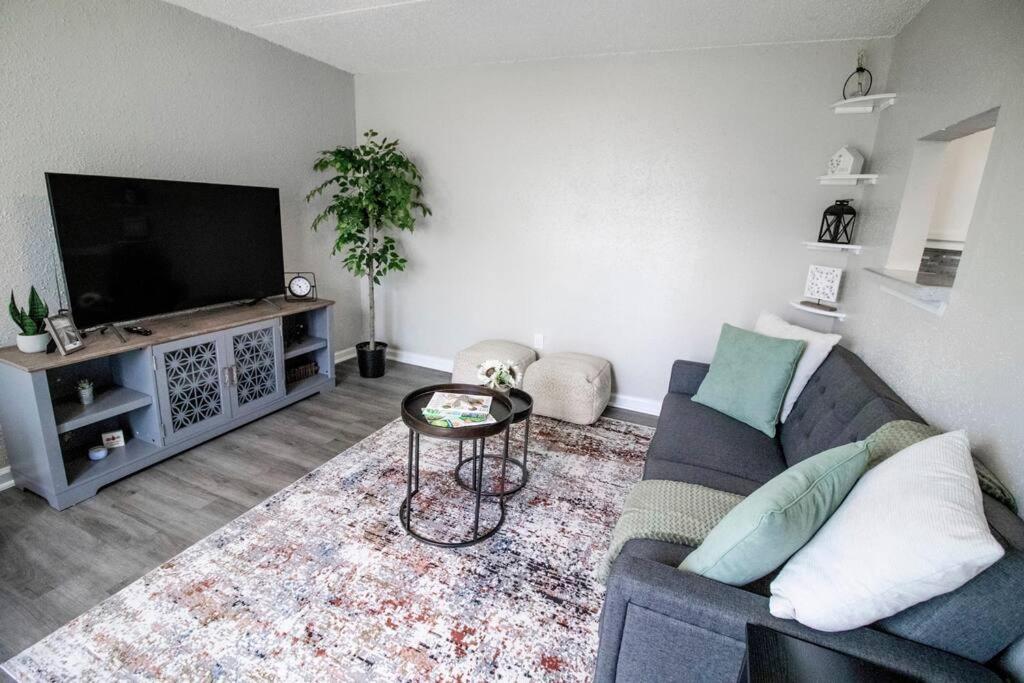 ein Wohnzimmer mit einem Sofa und einem Flachbild-TV in der Unterkunft Gulfport 2 br Apt # 1309 in Gulfport