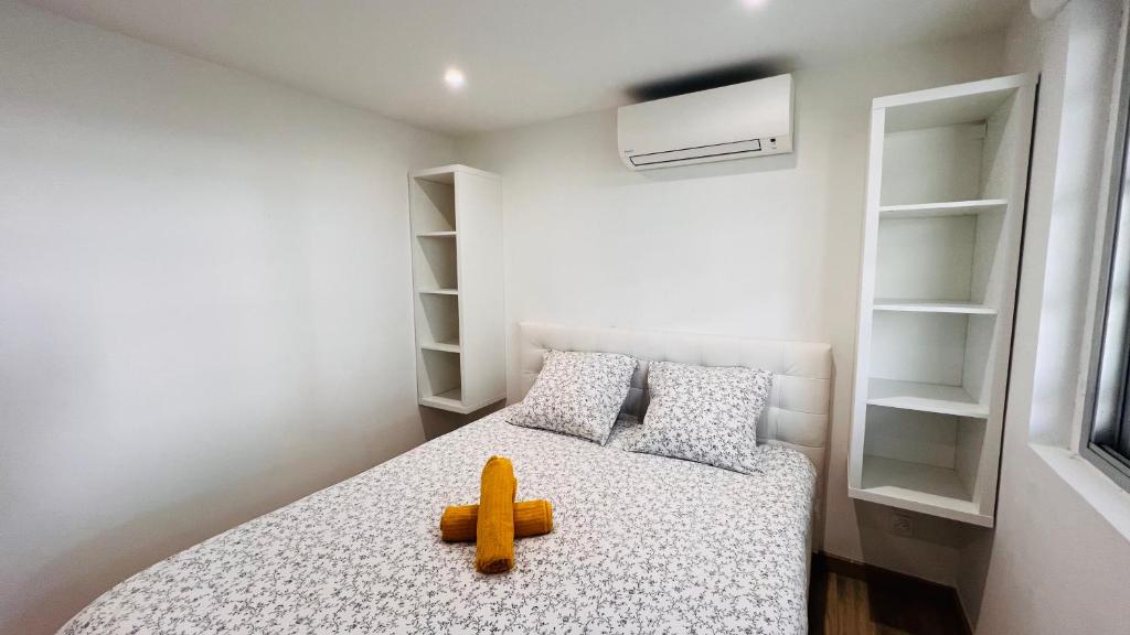 - un ours en peluche assis sur un lit dans une chambre dans l'établissement Les Appartements De Lina - Appartement Cosy - Self Check-In -, à La Grande Motte