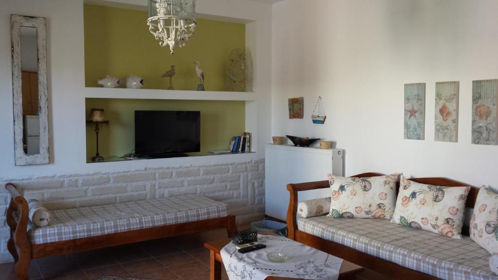 salon z 2 kanapami i telewizorem w obiekcie Sirines Apartments w mieście Palekastron
