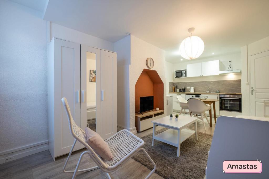un salon avec une table et des chaises et une cuisine dans l'établissement Cosy new studio in central Toulouse, à Toulouse