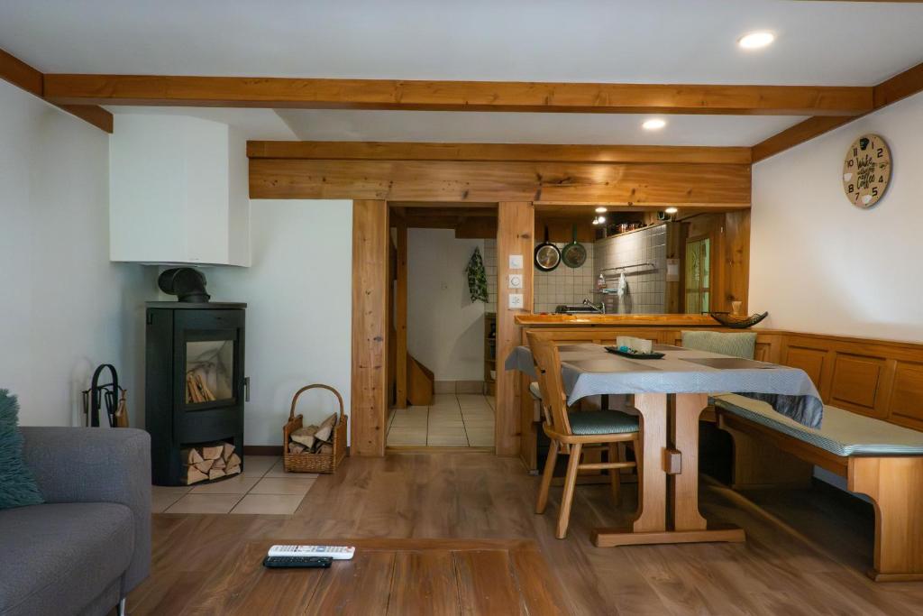 Chalet Elza的厨房或小厨房