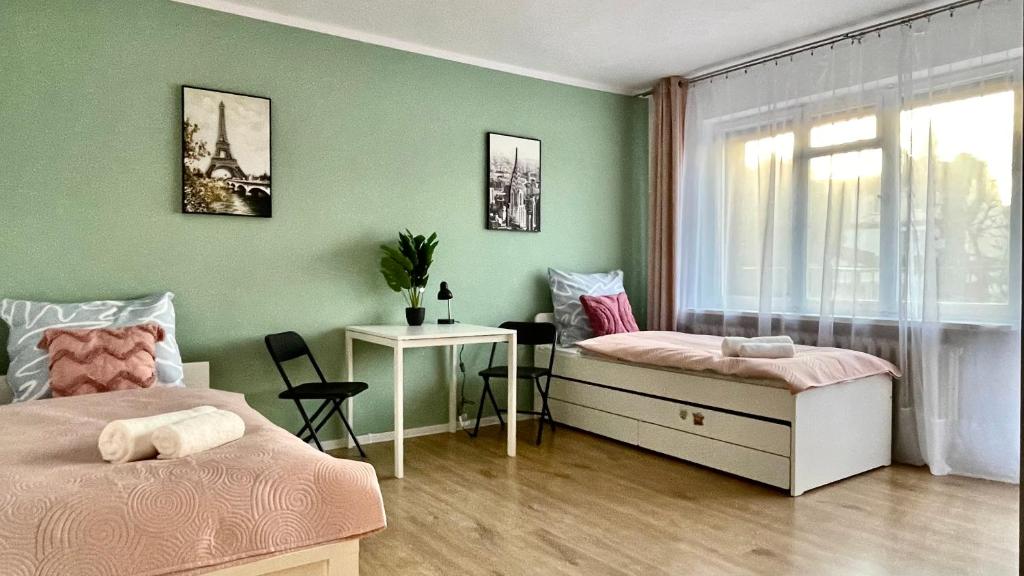 1 dormitorio con 2 camas y ventana en Beautiful rooms in Szczecin - parking Gratis en Szczecin