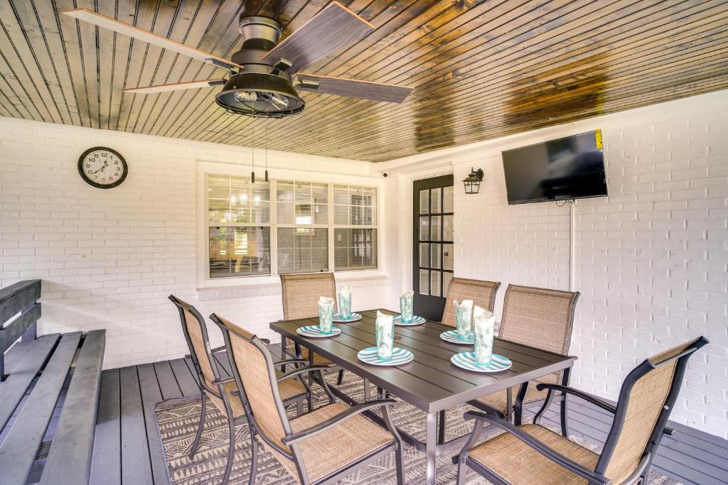 查爾斯湖的住宿－Lake Charles Home with Gas Grill and Fenced-In Yard!，餐桌、椅子和吊扇