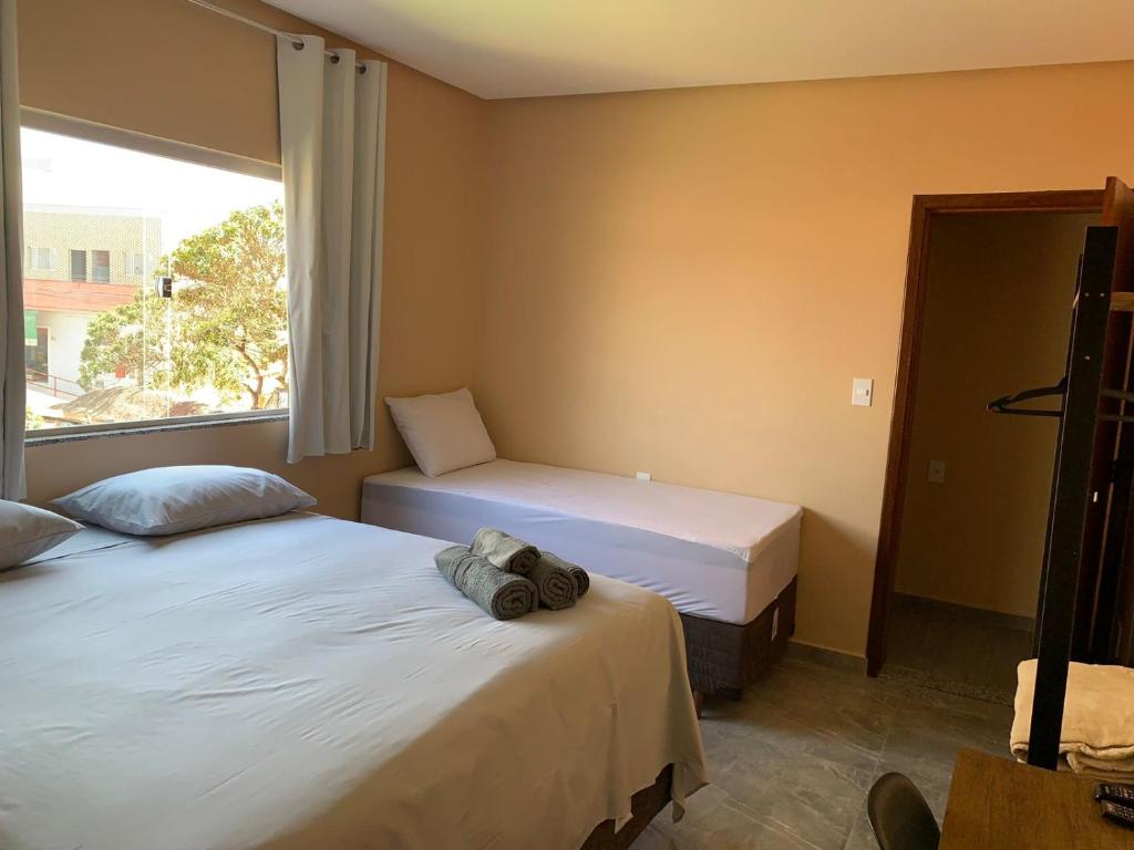 1 dormitorio con 2 camas y ventana en Pousada Licuri Ibicoara en Ibicoara