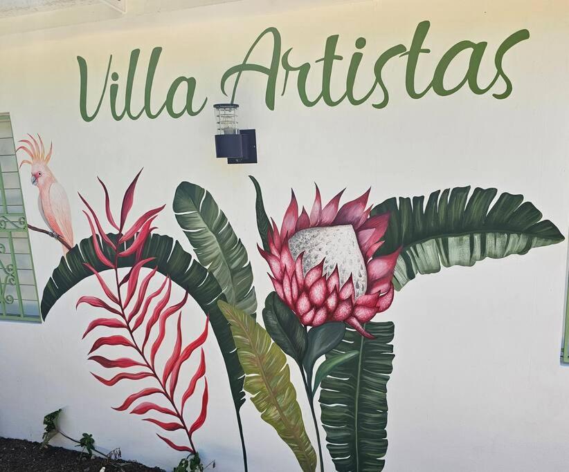 Una pared con un cartel que lee Villa Antica en Be Inspired at Villa Artistas!, en Arroyo Grande