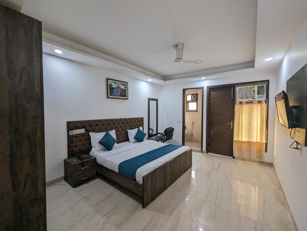 a bedroom with a large bed in a room at Hotel Aron By The Premium Villa in New Delhi