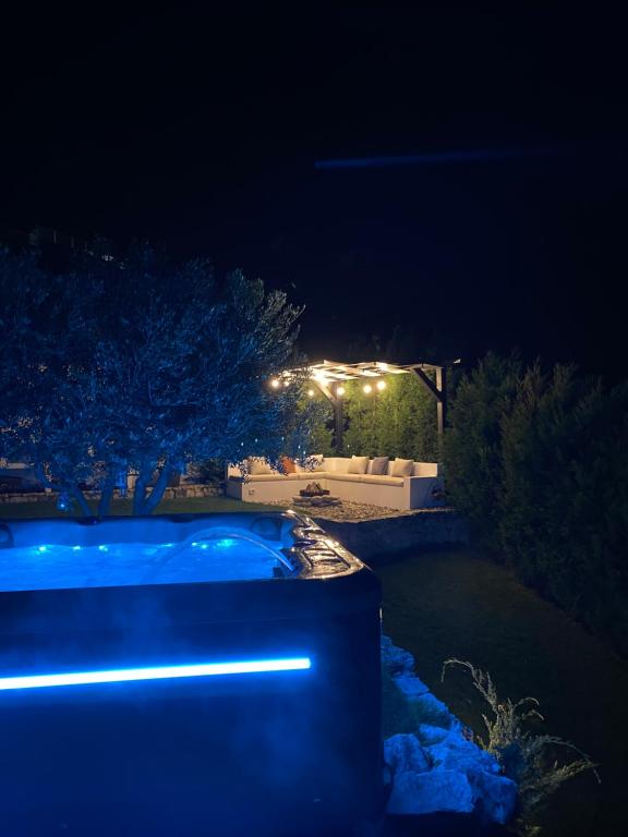 Πισίνα στο ή κοντά στο Lake Breeze Villa with a Pool & Magnificent Views