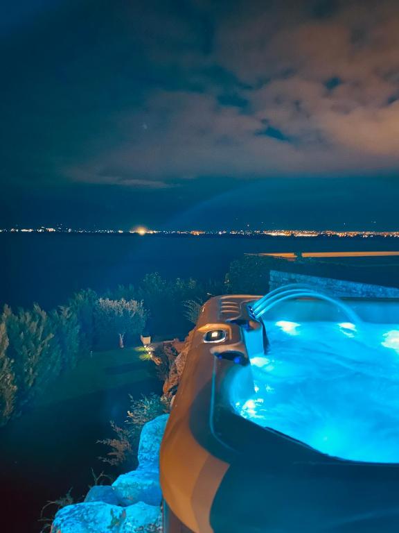 Πισίνα στο ή κοντά στο Lake Breeze Villa with a Pool & Magnificent Views