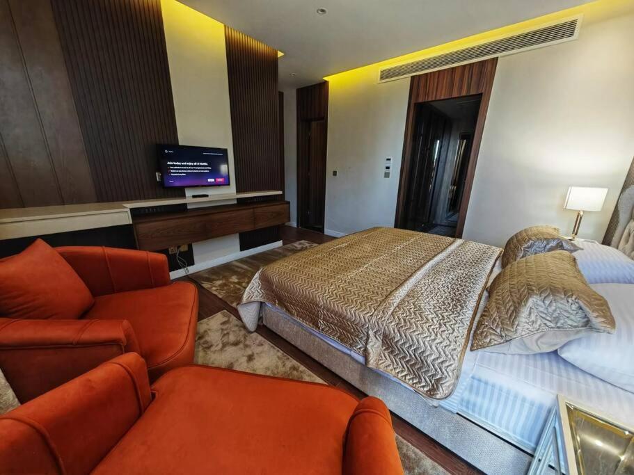 Postel nebo postele na pokoji v ubytování Super Luxury Apartment - Gated Community