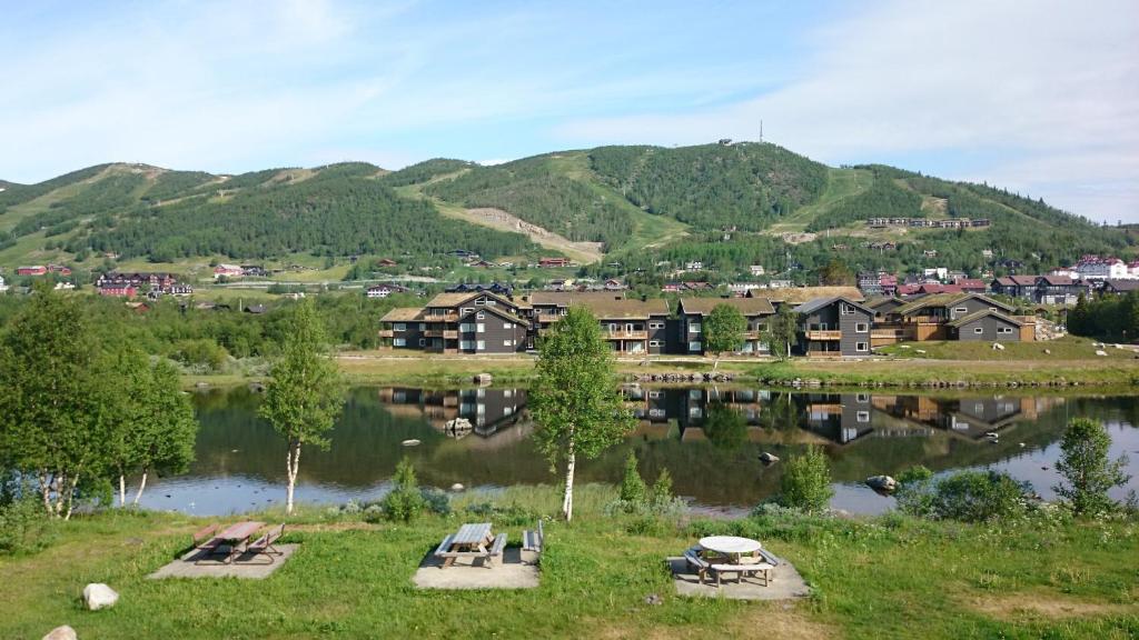 Blick auf ein Dorf mit See und Häusern in der Unterkunft Solli Apartments - koselig leilighet med 3 soverom in Geilo