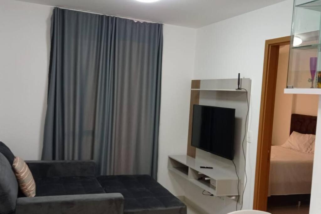 Riacho FundoApart hotel Tagualife的配有沙发和平板电视的客厅