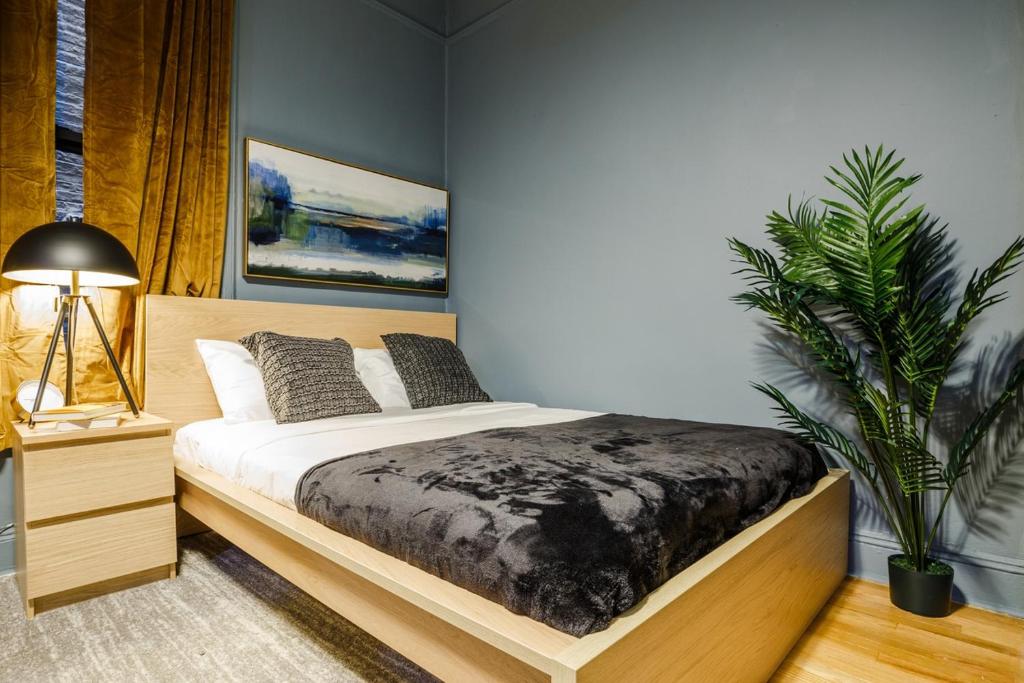 um quarto com uma cama e um vaso de plantas em Apartment 224: Upper West Side em Nova York