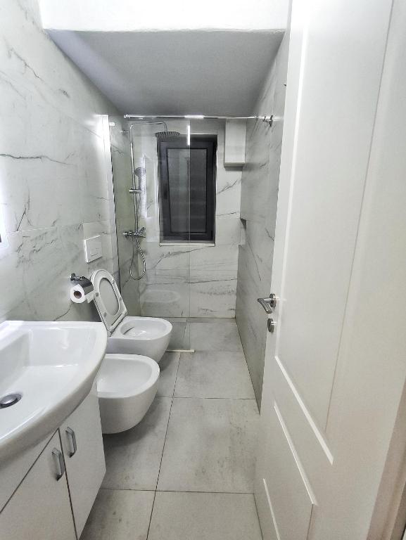 Central & Comfy 2 BR Apartment - Imazhi 8