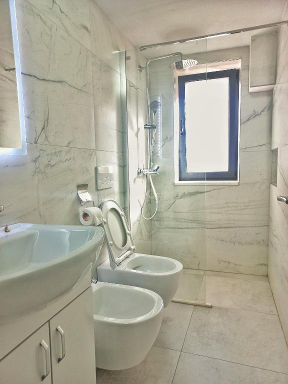 Central & Comfy 2 BR Apartment - Imazhi 3