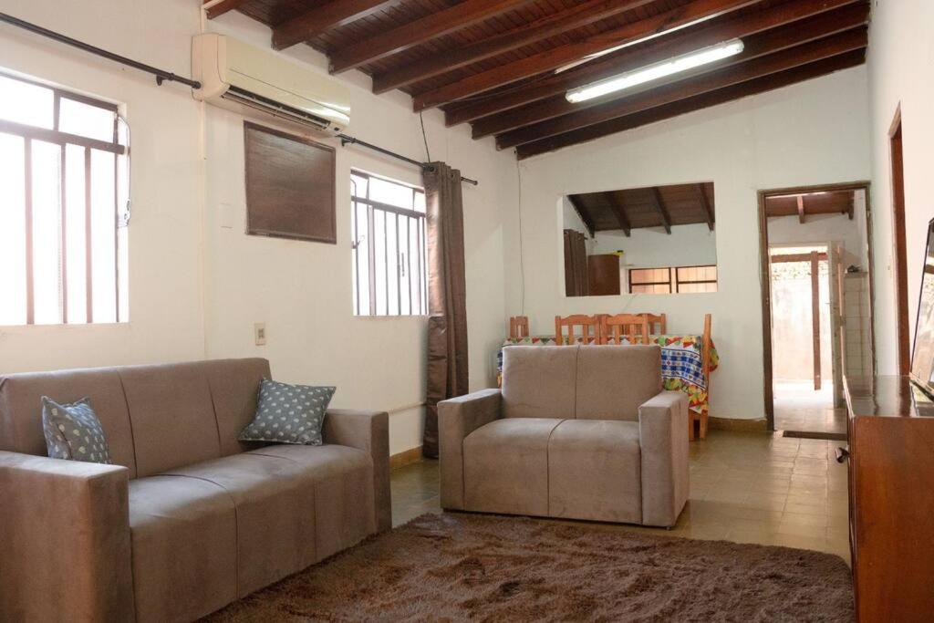 een woonkamer met 2 banken en een tafel bij Alquiler por día centro in Encarnación