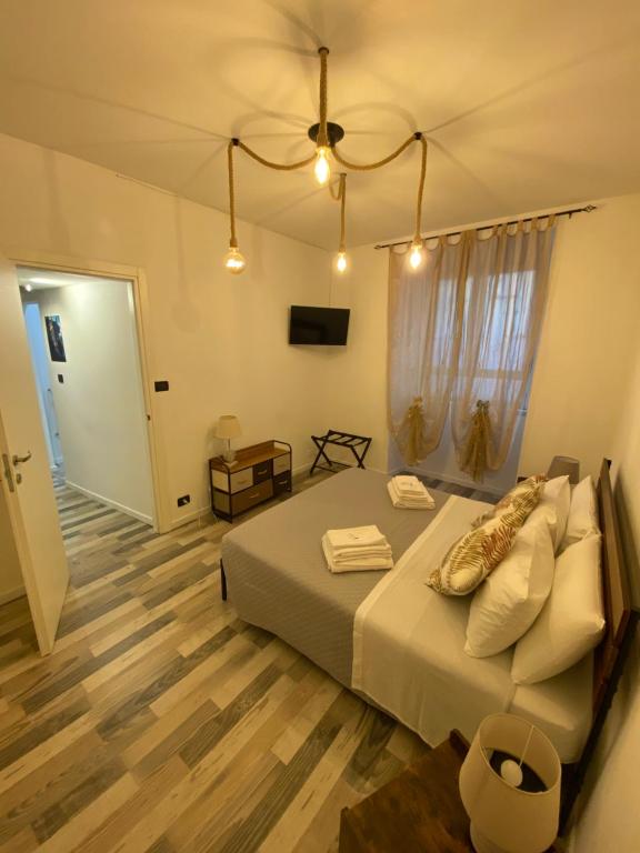 um quarto com uma cama com almofadas em La casa dell’Appio em Roma