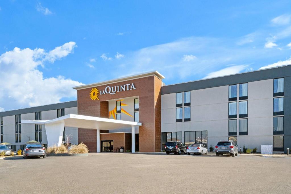 an office building with a sunitta sign on it at La Quinta by Wyndham Columbus MS in Columbus
