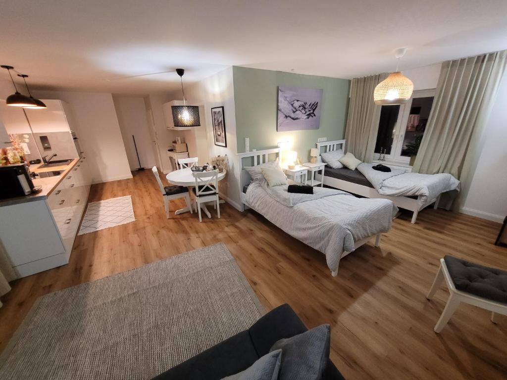een woonkamer met een bank en een tafel bij Ferienwohnung Nachtigall 2 in Bad Hersfeld