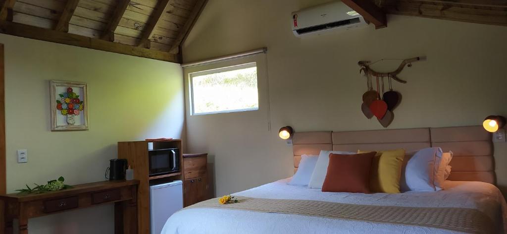 a bedroom with a bed and a window at Cabana Gracillis in Barracão