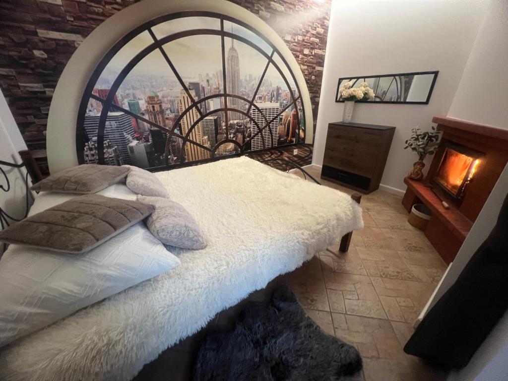 - une chambre avec un lit et une grande fenêtre dans l'établissement Apartament Manhattan, à Tarnobrzeg
