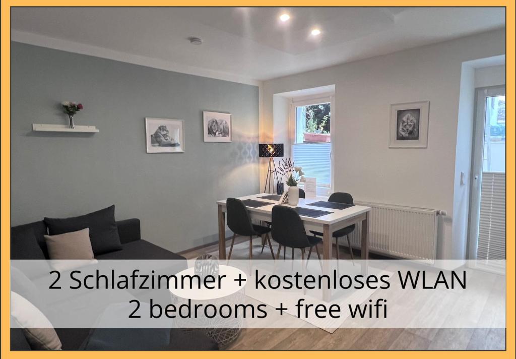 een woonkamer met een tafel en een bank bij nice2be Apartments - Lions Love in Augsburg