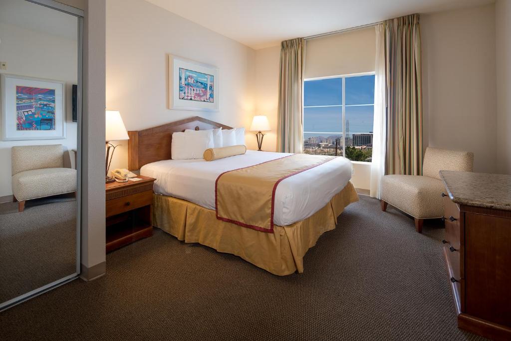 um quarto de hotel com uma cama e uma janela em Suites at Club De Soleil Las Vegas em Las Vegas