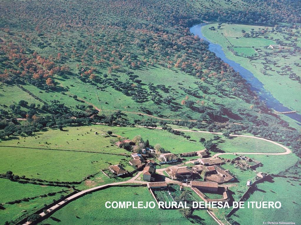 にあるComplejo Rural Dehesa de Itueroの川の横の村の空中