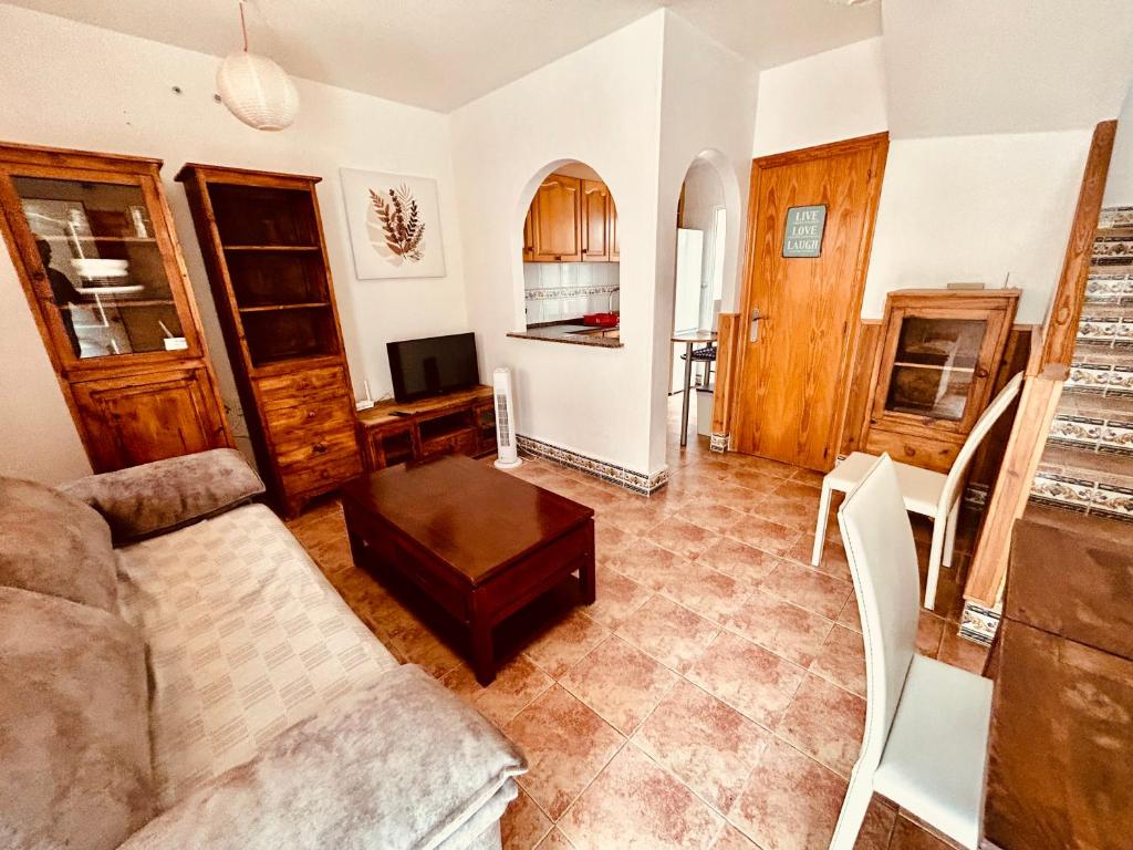 een woonkamer met een bank en een tafel bij Gran Alacant Bea's house in Gran Alacant