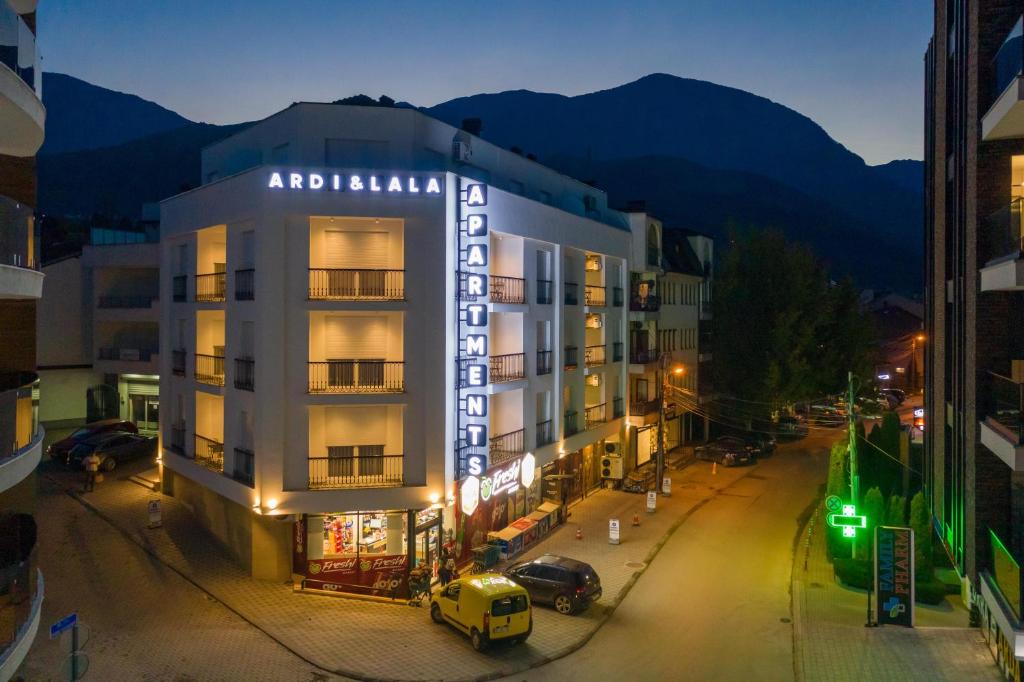 un edificio con un letrero que lee Hotel Antipolis en Hotel Apartments Ardi & Lala, en Peje