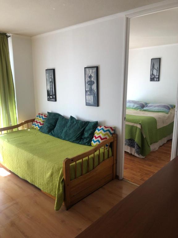 1 dormitorio con 2 camas y espejo en Apart Bellavista 2, en Santiago