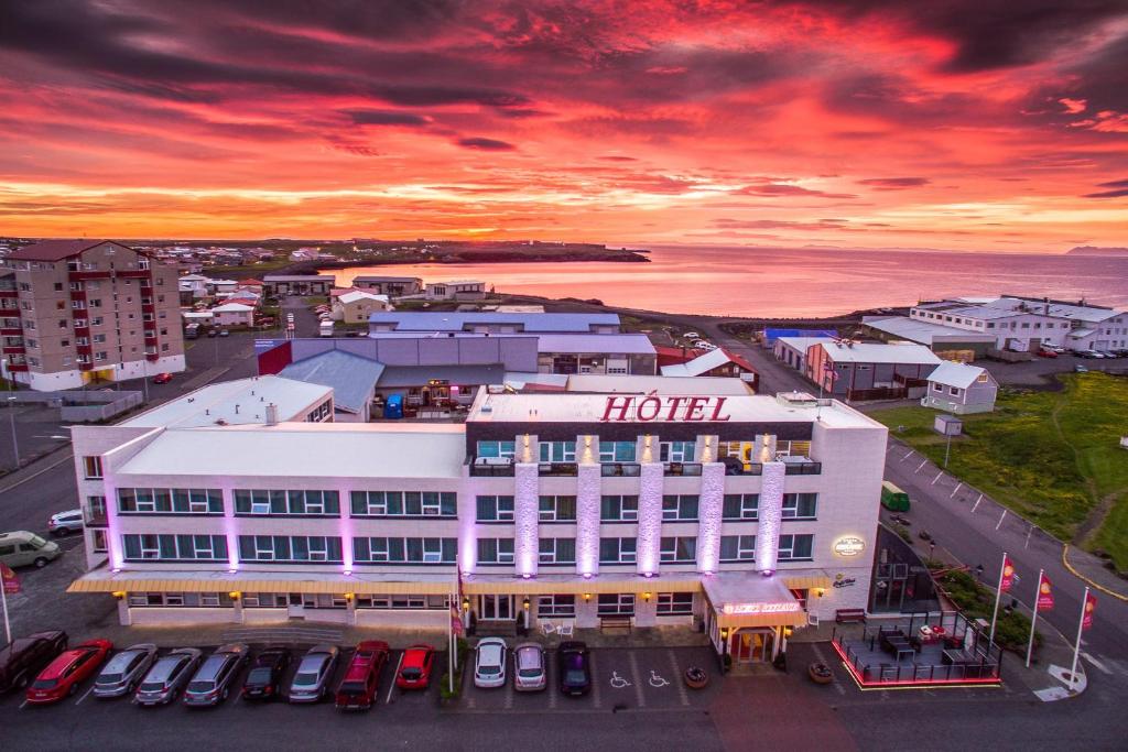 una vista panoramica di un hotel con auto parcheggiate in un parcheggio di Diamond Suites by Reykjavik Keflavik Airport a Keflavík