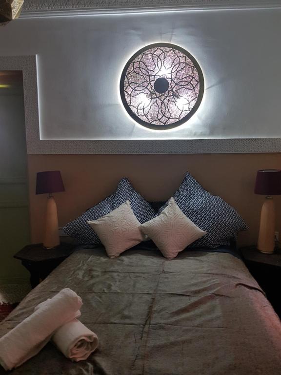 Postel nebo postele na pokoji v ubytování Riad la medersa
