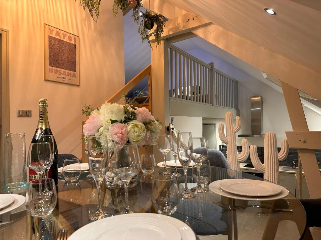 uma mesa com uma garrafa de vinho e flores em Chez Gaston - Entrelacs 