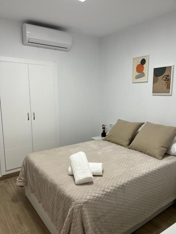 奧爾納丘埃洛斯的住宿－CASA MARTÍN，一间卧室配有一张床,上面有两条毛巾