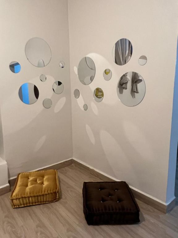 a room with a dog bed and a wall with circles at Appartement au centre ville de fès in Fez