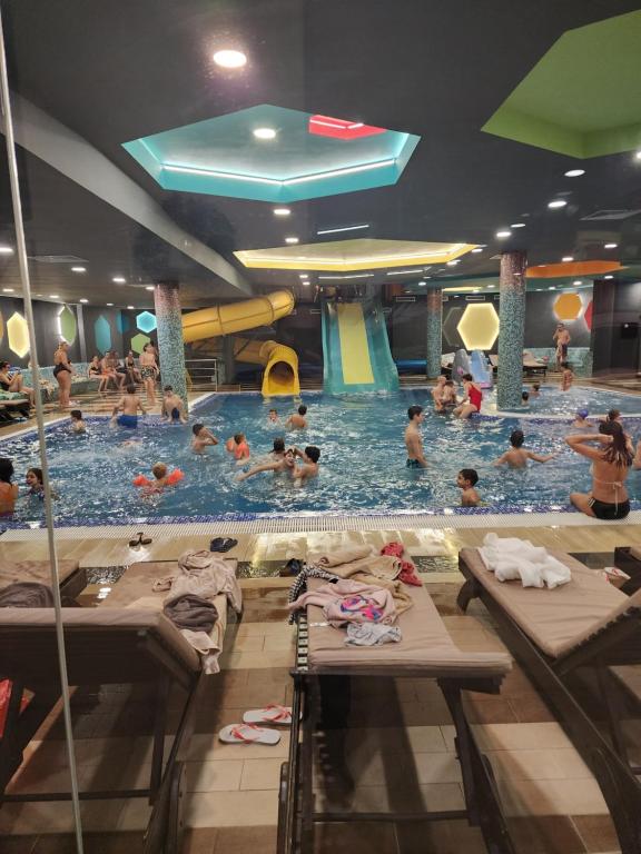 Bazén v ubytování Ebra 76 Kraljevi Cardaci Kopaonik nebo v jeho okolí