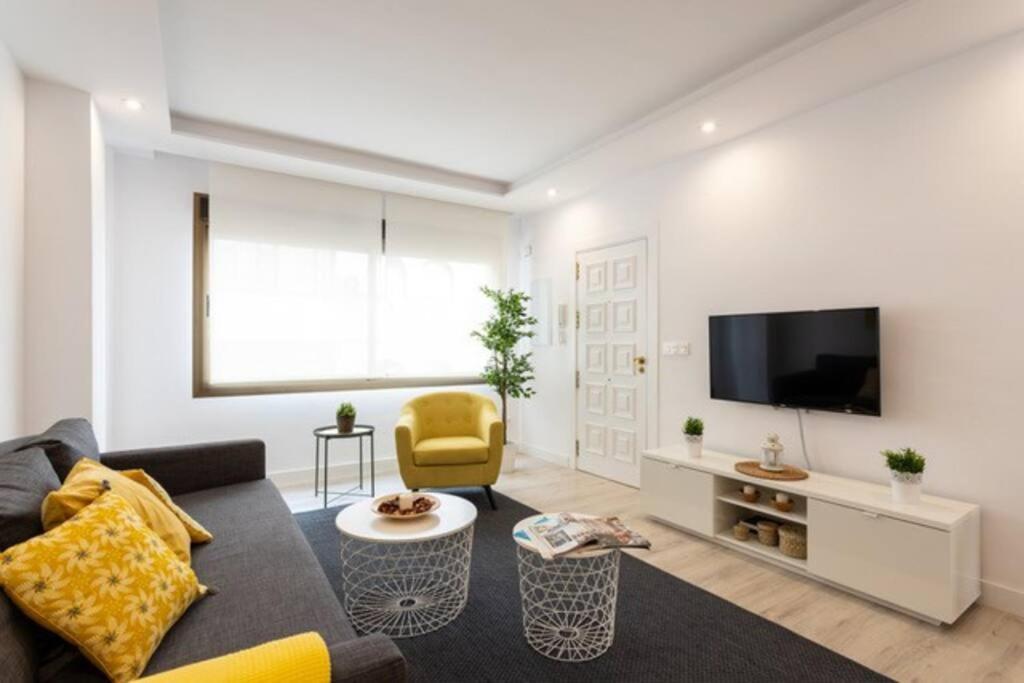 uma sala de estar com um sofá e uma televisão em Ap. Marbella centro em Marbella