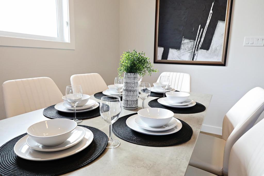 Posezení v ubytování Central 5 Bedroom, AC, Rogers, Commonwealth, EXPO