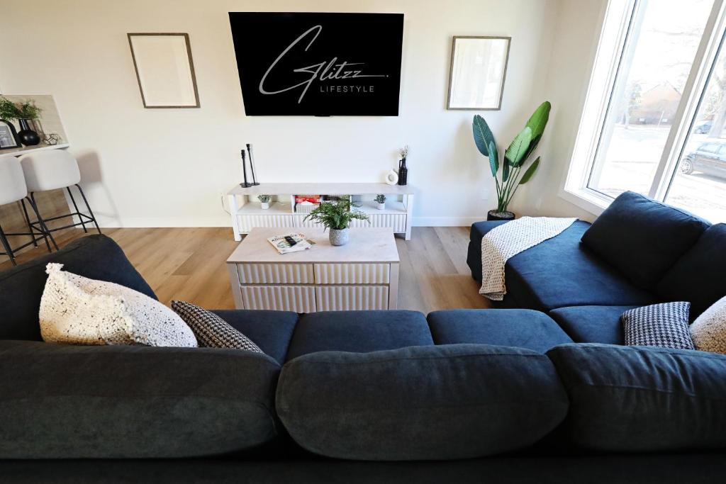 Posezení v ubytování Central 5 Bedroom, AC, Rogers, Commonwealth, EXPO