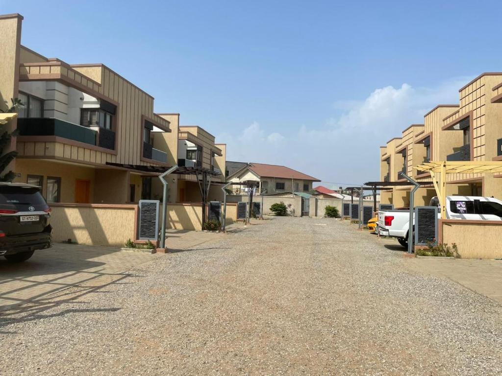 eine leere Straße in einem Wohnviertel mit Gebäuden in der Unterkunft 4-bedroom City view Town House Accra in Accra