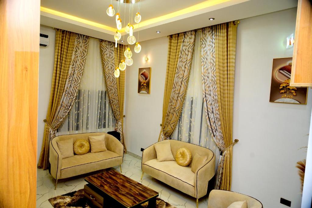 - un salon avec deux chaises et une table dans l'établissement Crown Exquisite Magodo Phase 2 - 3 bedroom 03, à Lagos