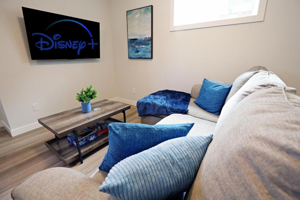 ein Wohnzimmer mit 2 Sofas und einem Tisch in der Unterkunft Central Suite King Beds,Long Stays,Disney+ in Edmonton