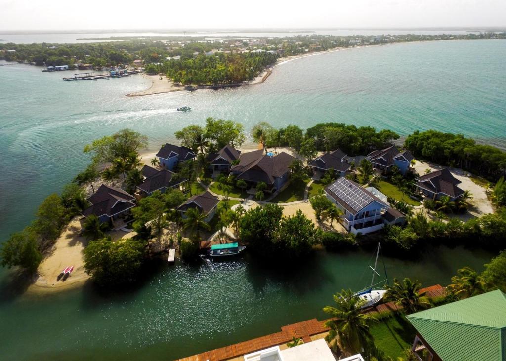 Vue aérienne d'une maison sur une île dans l'eau dans l'établissement The Enclave - Your Own Private Island Retreat, à Placencia