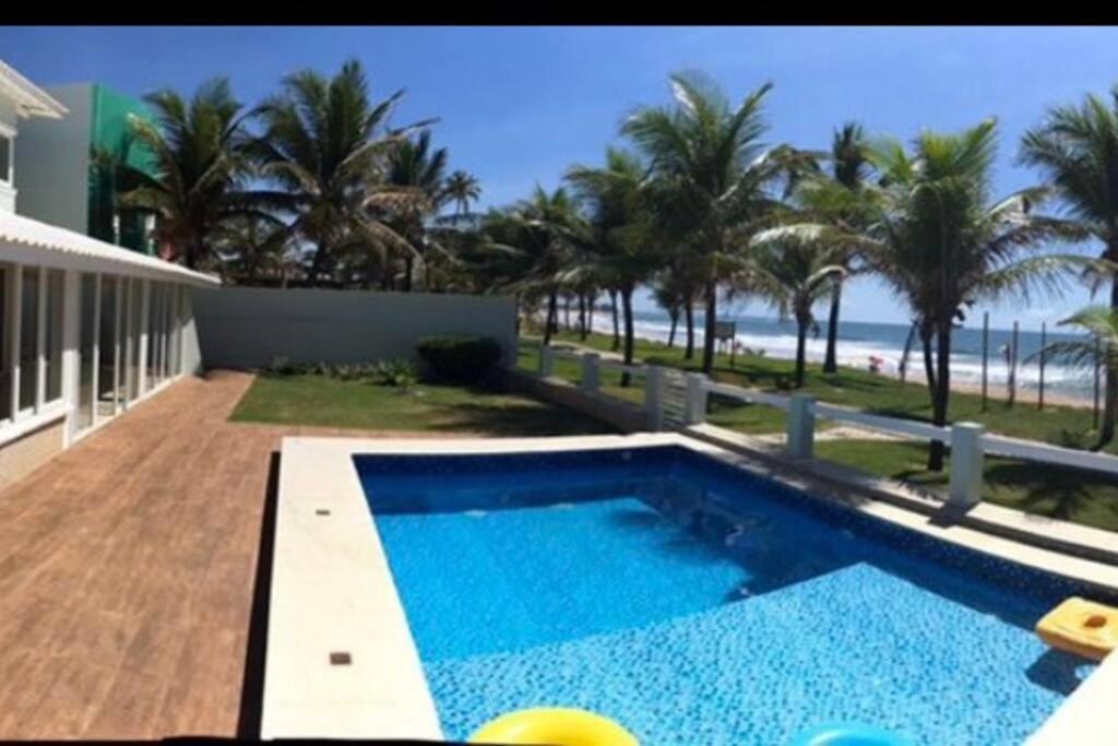 ein Haus mit Pool neben dem Strand in der Unterkunft Pé na areia, casa beira-mar, Guarajuba in Guarajuba